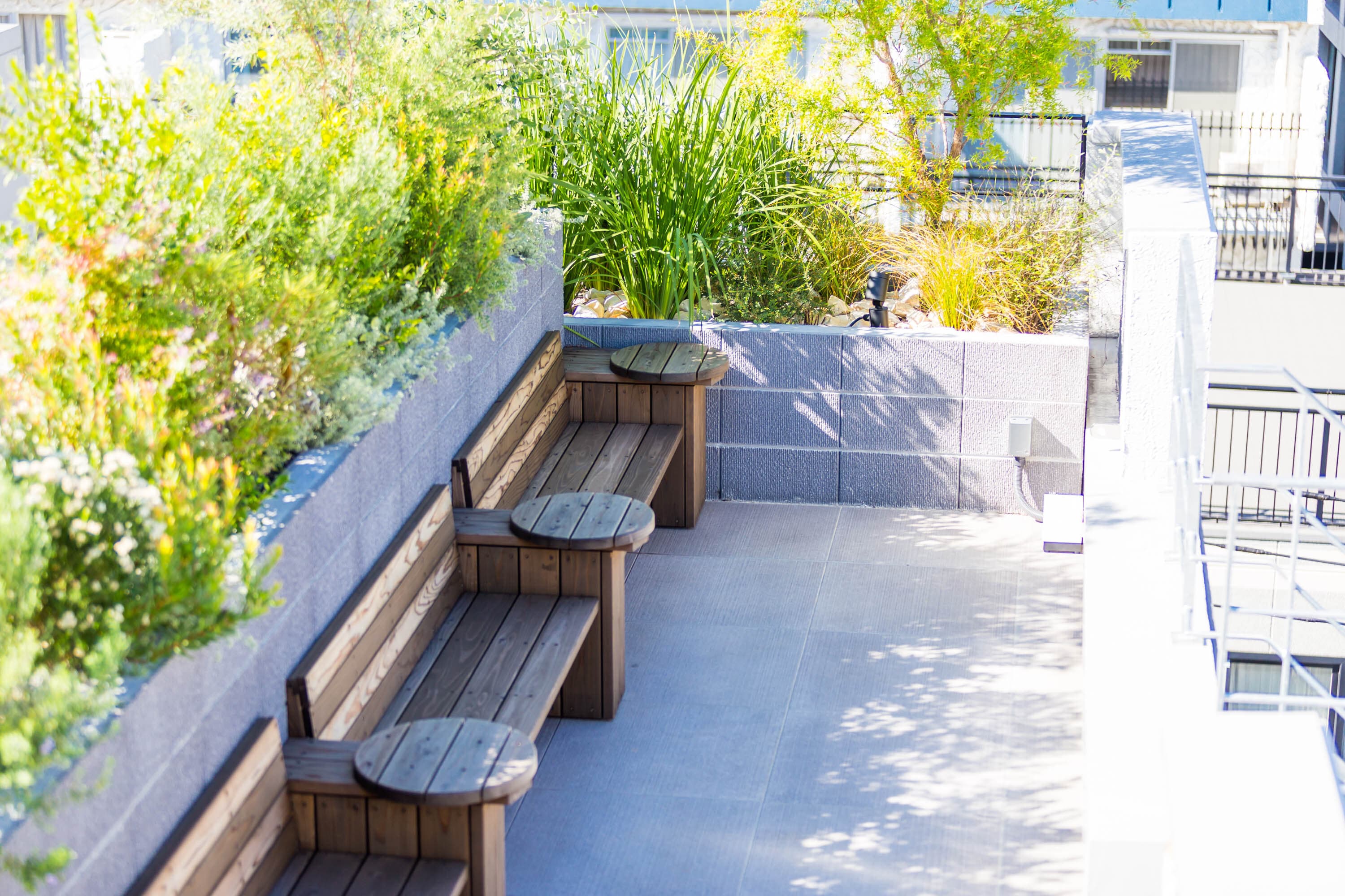 共用部_屋上。Wi-Fiの繋がるエリアで普段と違う環境で作業ができます。