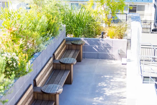 共用部_屋上。Wi-Fiの繋がるエリアで普段と違う環境で作業ができます。