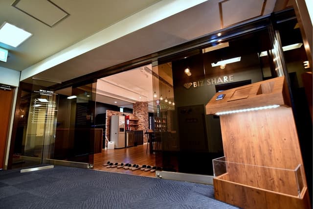 エントランス_9時〜18時まではスタッフが受付対応をします。