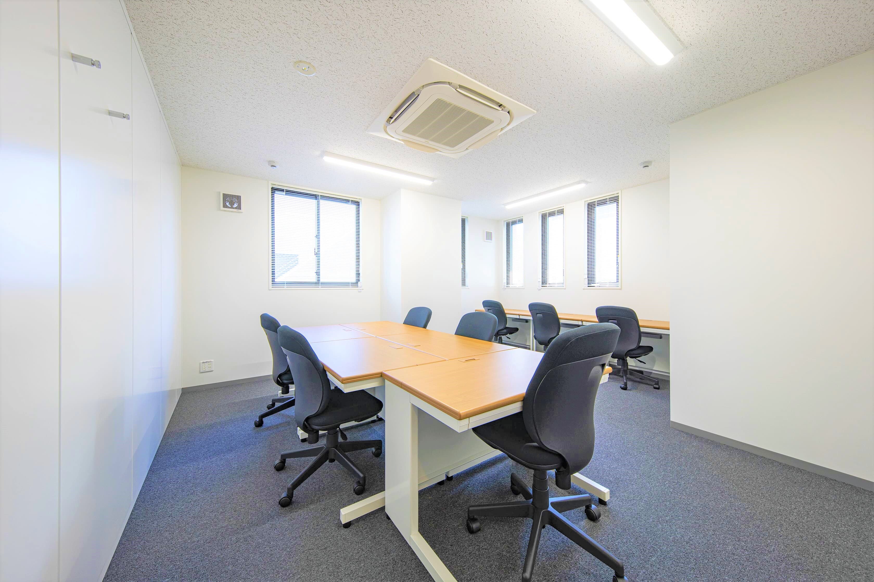 個室_複数名でご利用いただける個室です。明るい日差しが差し込み、気分まで明るくなりそうです。