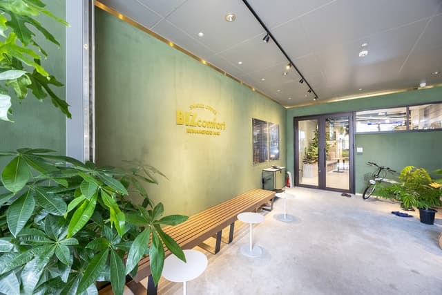 阿蘇の山並みなどの景観をデザイン要素を取り入れて、彩りあふれる植栽のエントランスです。