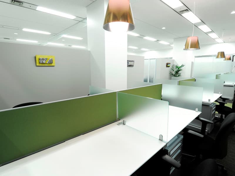 コワーキングスペース_正面隣としきりが付いているので集中して仕事に取り組めます©Regus