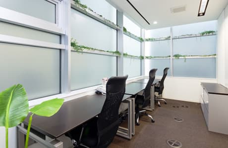 個室_家具備え付けのレンタルオフィスが利用できます