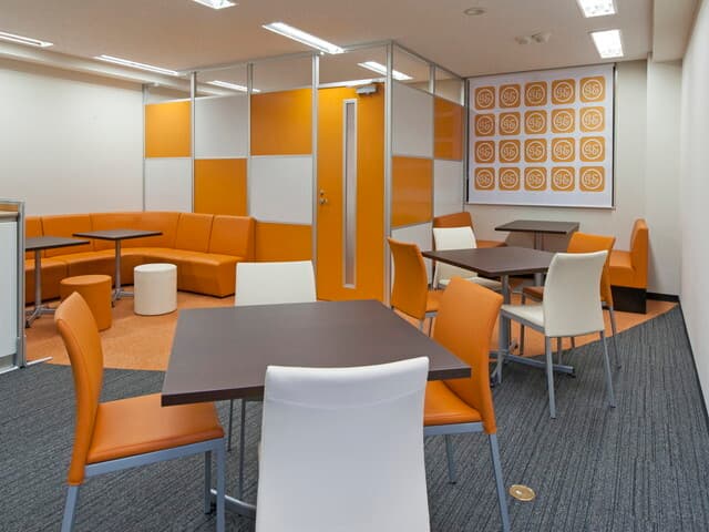 共用部_オープンラウンジ。お客様を呼んでの打ち合わせなどが可能です。