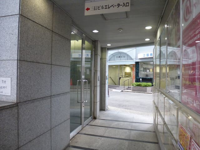 外観_エントランス。神戸の主要ターミナル駅が最寄り駅としてある、好立地オフィスです。