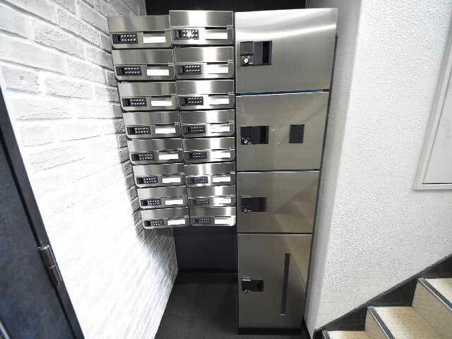 設備_郵便ポスト・宅配ボックス。郵便設備を利用することで、受け取りの手間を省き業務に一層集中できます。