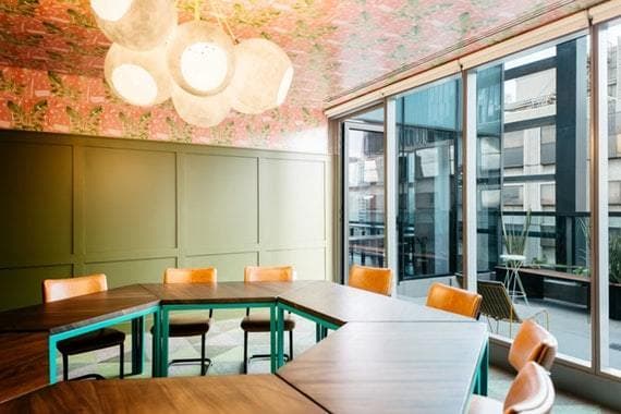 会議室_ドーナツ型のテーブルがおしゃれな会議室は熱い議論が交わせそうですね©WeWork