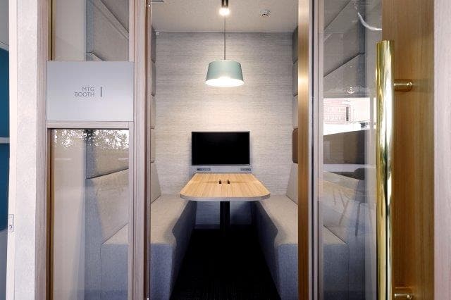 共用部_ミーティングブース。最大4人でご利用可能な打合せブースが用意されており、外部からお客様を招いての商談等でご利用いただけます。