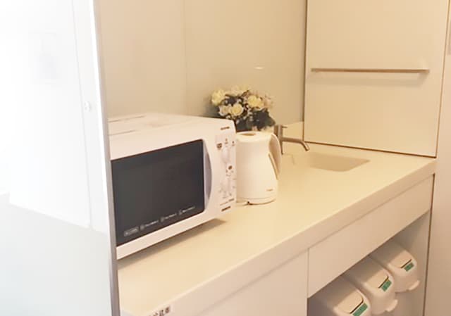 その他_清潔感のある給湯室はシンクの他に電子レンジも完備されています
