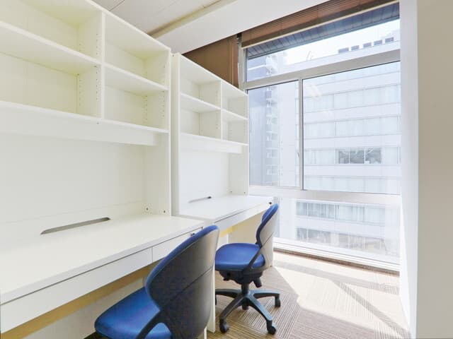個室_窓付きの個室には自然光も入るため明るい環境で業務が行えます。