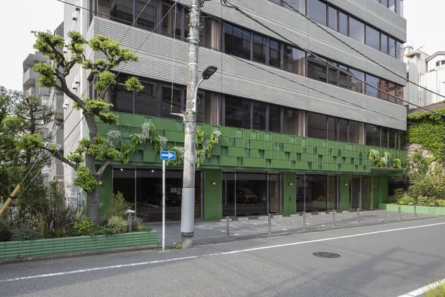 外観_白金高輪駅から徒歩9分に立地し、1階がカフェスペースとしても利用されています。