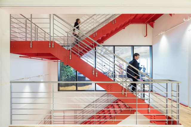 屋内階段_ビル内の4フロアに入っています©WeWork※写真はイメージです。