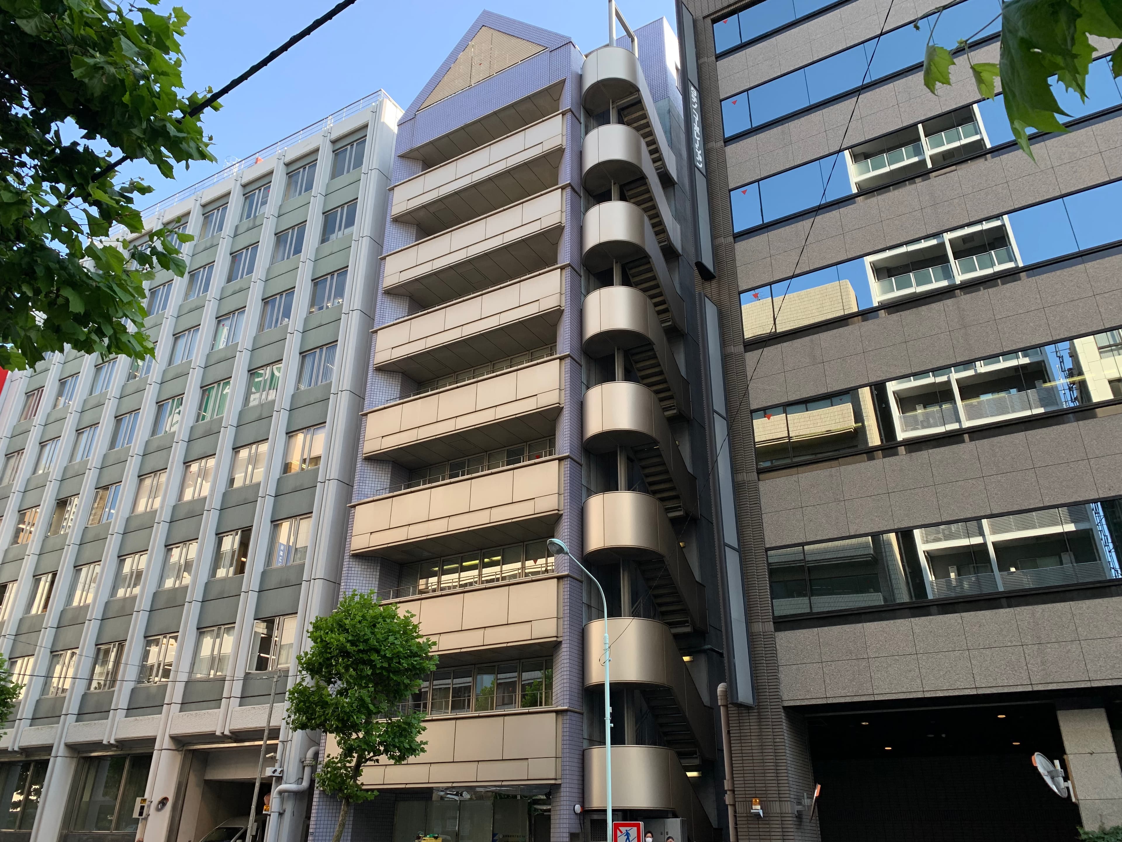 外観_1~6、8階がオフィスと共用部です。