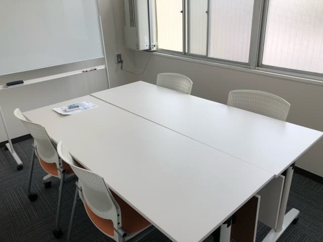 共用部_会議室。テレビモニターの利用が可能な会議室もあります。