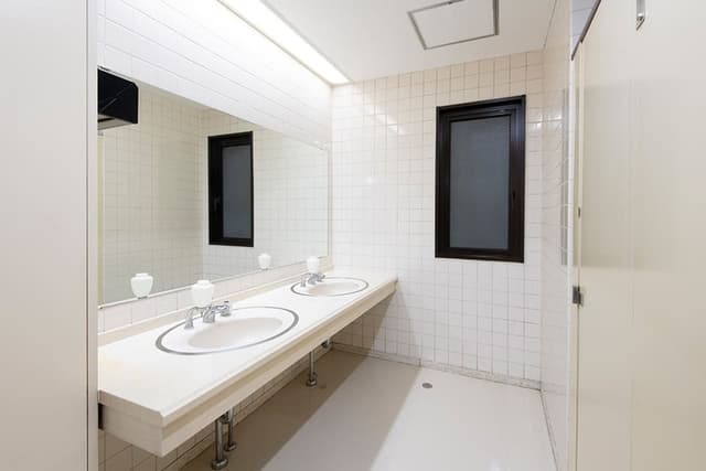 その他_化粧室。男女別の清潔感のある窓付き化粧室を完備しています。