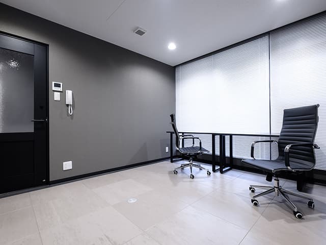 専有部_個室。窓に面した区画は自然光が入り、閉塞感がありません。