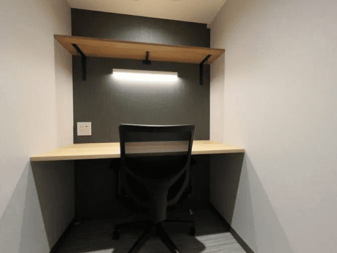 個室。家具付きのお部屋です。©bizcomfort