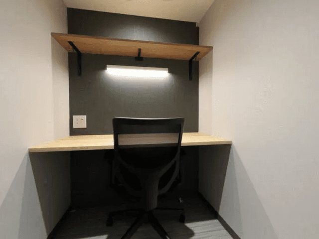 個室。家具付きのお部屋です。©bizcomfort