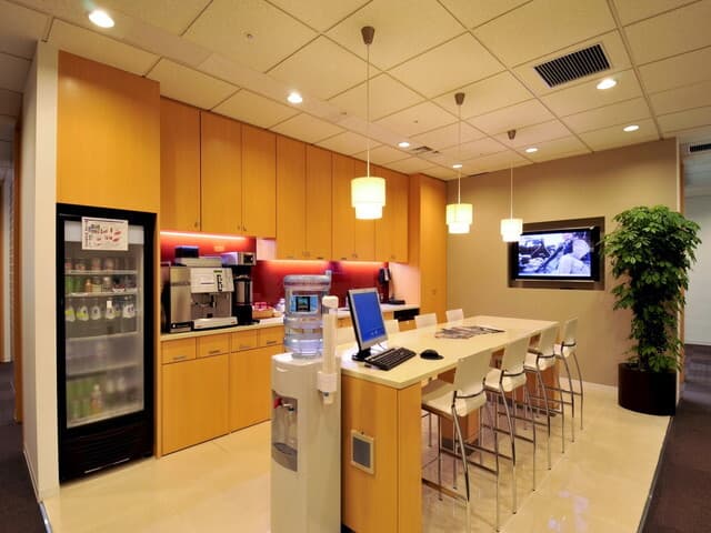 共用部_ビジネスラウンジ。他の入居者様との交流も望めるカジュアルな雰囲気のラウンジです。