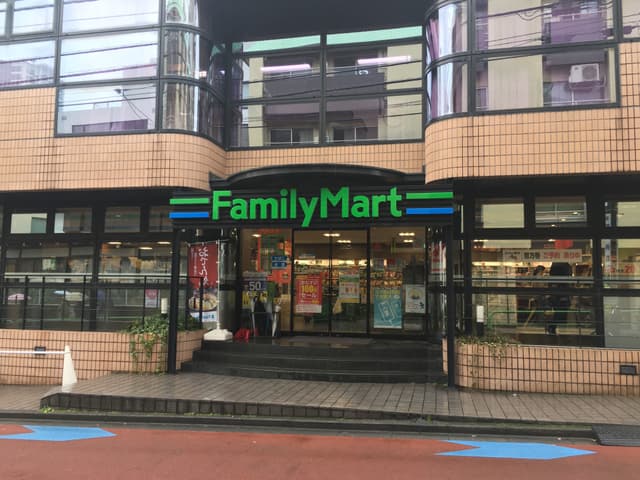 近隣のコンビニ_ファミリーマート 南青山四丁目店(徒歩1分)