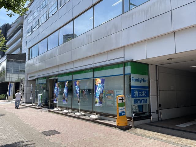 近隣のコンビニ_ファミリーマート 神楽坂一丁目店 (徒歩3分)