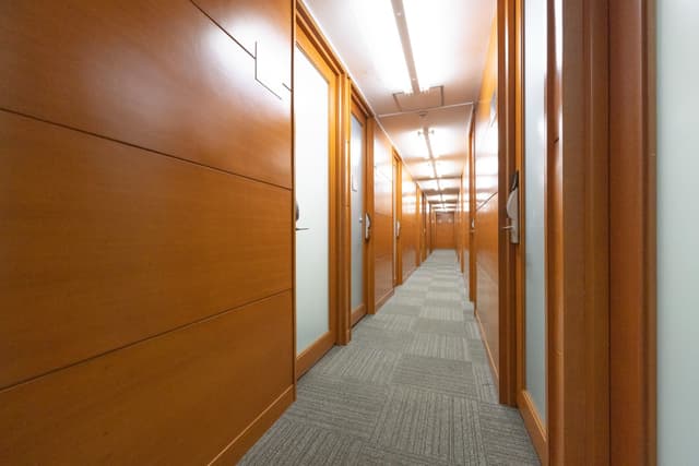 共用部_廊下。各個室は電子錠で施錠でき、セキュリティ面でも安心です。