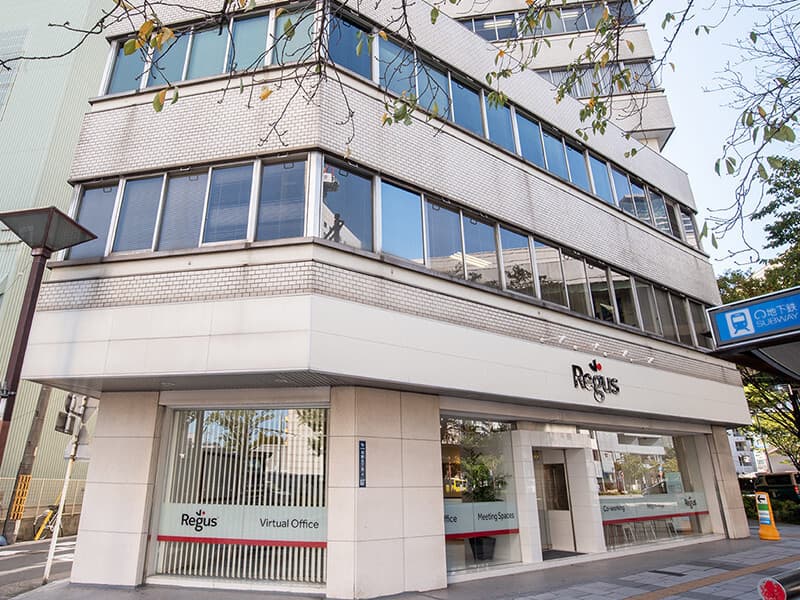 外観_国際センター駅から徒歩1分、名古屋駅も徒歩圏内の場所にあります。©Regus