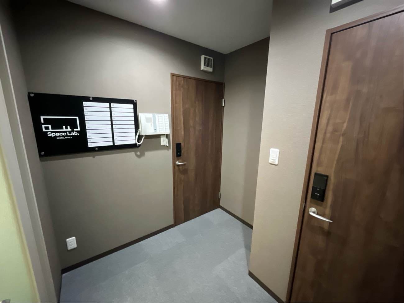 共有部_廊下。個室オフィスは施錠可能となっています。