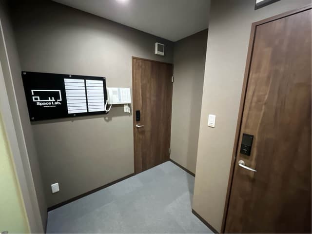 共有部_廊下。個室オフィスは施錠可能となっています。