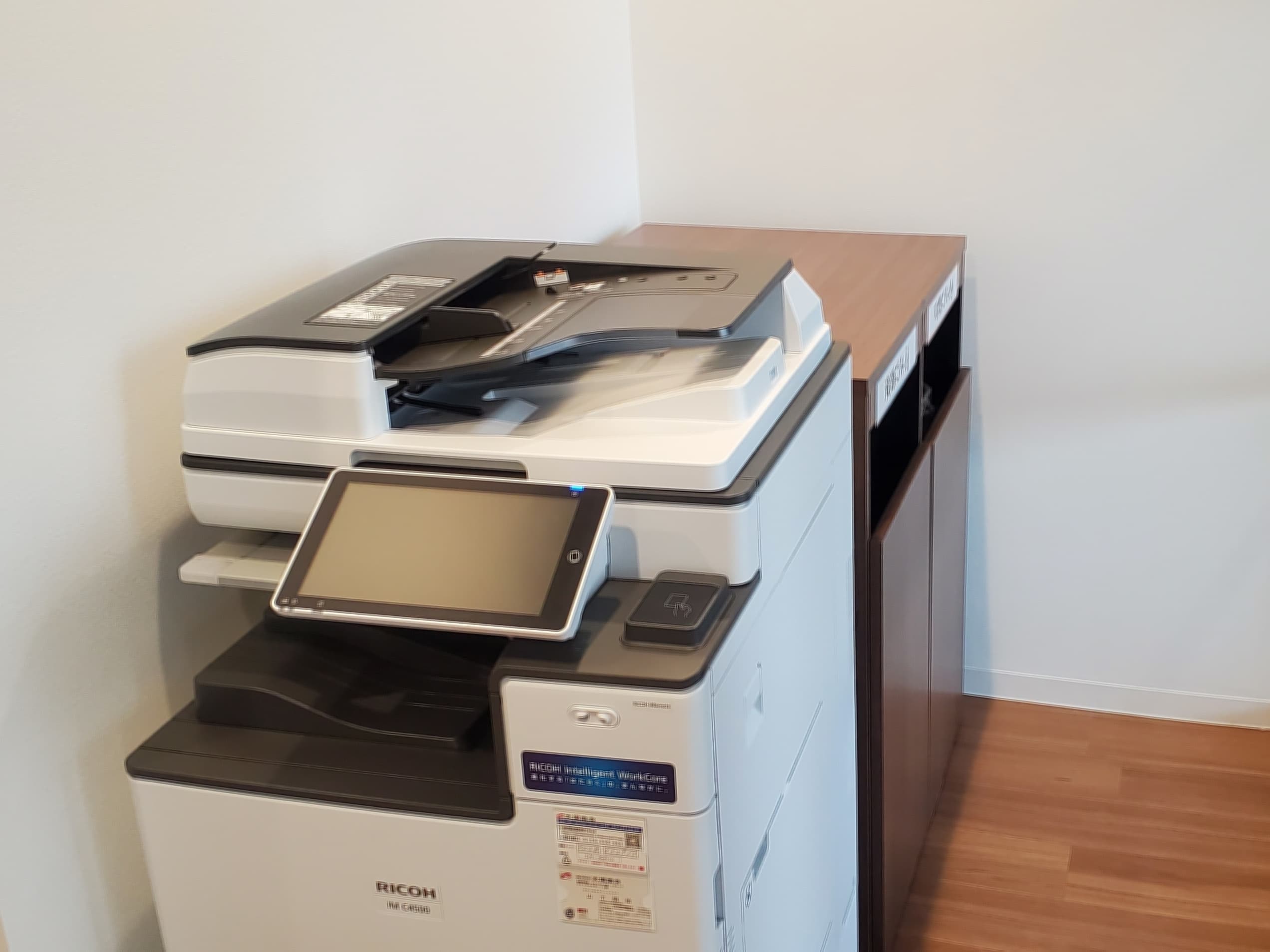 設備_複合機です。オフィス機能として必要な設備が揃います。