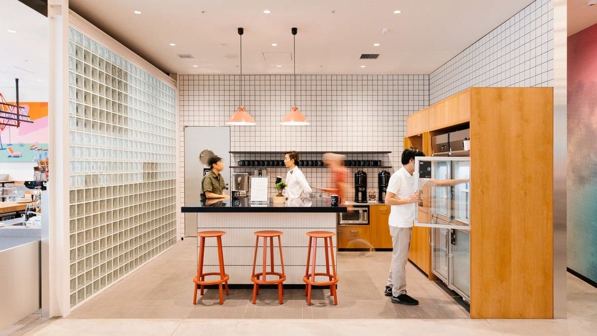 キッチン_休憩や軽いミーティング、入居者同士のコミュニーケションの場としてもご利用いただけます。©WeWork