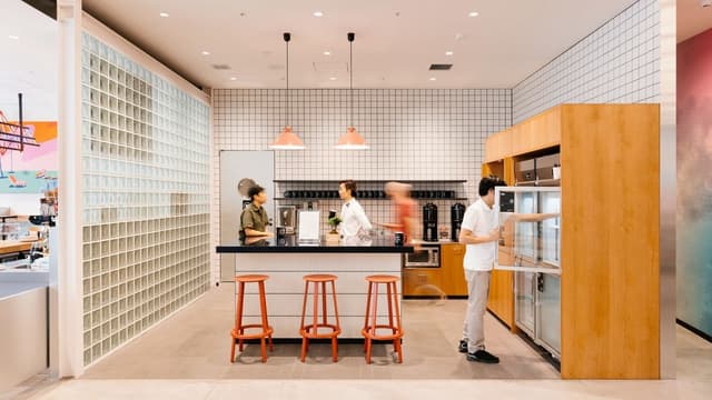 キッチン_休憩や軽いミーティング、入居者同士のコミュニーケションの場としてもご利用いただけます。©WeWork