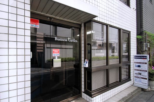 エントランス_ガラス張りのエントランスです