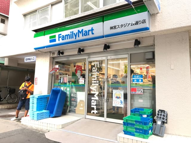 周辺のコンビニ_徒歩30秒の所にファミリーマート神宮スタジアム通り店があります。