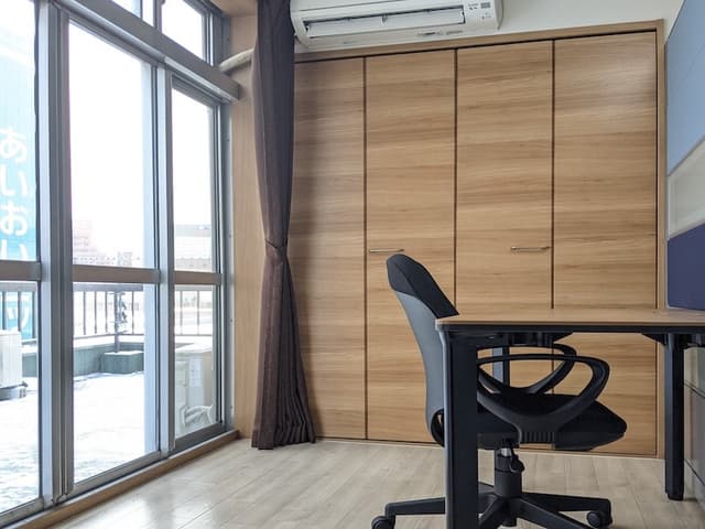 個室_大きめの窓を採用しており自然光を浴びながらお仕事に取り掛かることが可能です。