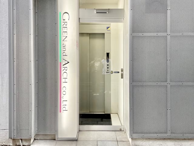 外観_エントランス。オフィスのあるフロアまでは、エレベーターをご利用ください。