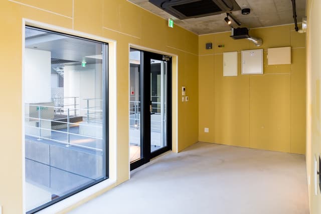 個室_開放的な空間で仕事が行えます。