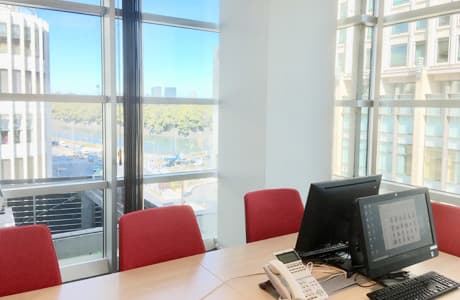 個室_窓際の個室は明るく開放的です