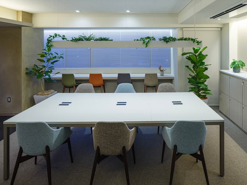 共用部_オープンスペース。大テーブルの席など様々な席があり、その日の気分に合わせてお好きな席をご利用いただけます。