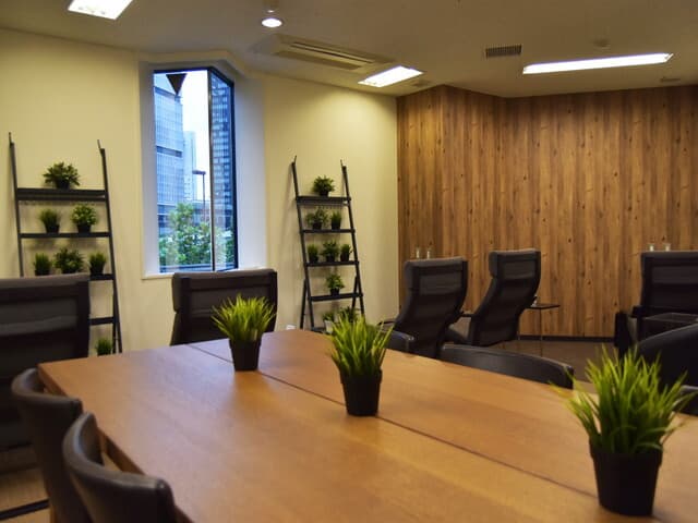 共用部_ラウンジ。木材を基調としたお洒落かつ落ち着いた雰囲気のラウンジです。