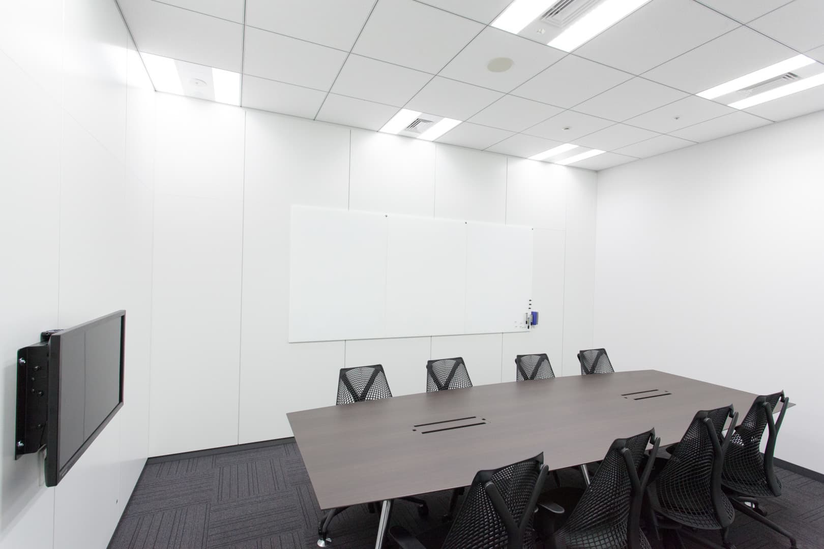 会議室_8名用の会議室。モニター、ホワイドボードなどもご用意しております。