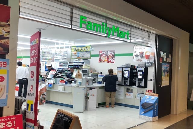 近隣のコンビニ_ファミリーマート 新宿野村ビル店