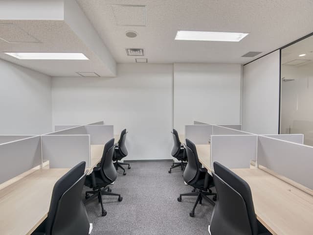専用デスク_リザーブドコワーキング。全席に区切りが設けされており、自分の空間を確保できます。