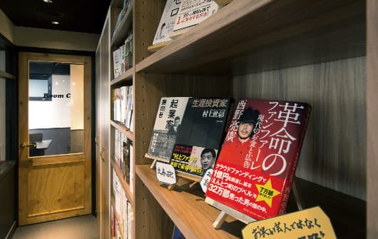 その他_新橋銀座口店には本・雑誌・新聞が設置してあります。©️Basis Point