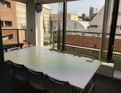 会議室_4名用と9名用の会議室が3室用意されています