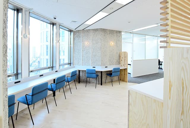 共用部_外の景色を眺めながらリラックスして仕事ができる空間です。