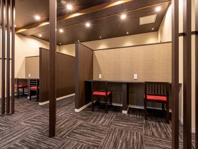 共用部_カフェブース。お食事やお昼休憩、お仕事の息抜きなど様々な用途でご利用いただけます。©bizcomfort