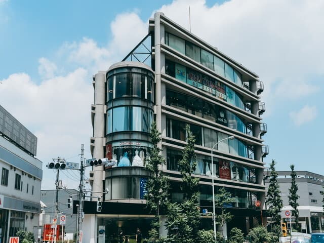 外観_学芸大学駅を徒歩圏内に持つ、視認性の高いビルです。
