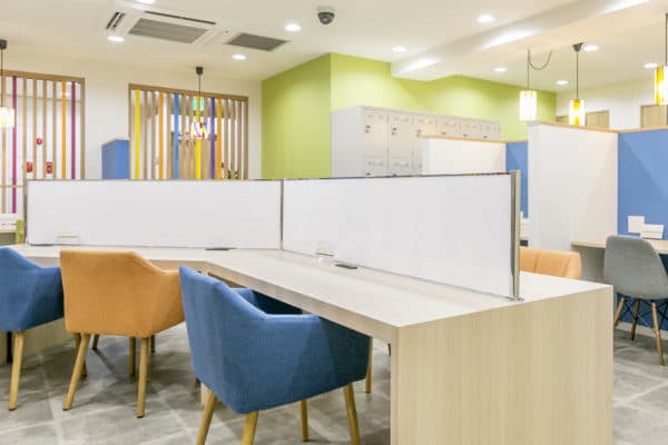 ラウンジ_個人作業にもグループワークにもご利用いただけるフレキシブルな空間が魅力的です