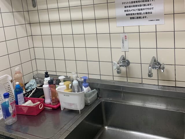 設備_シンク。シンクや電子レンジといった簡単な調理が出来る設備が整っています。